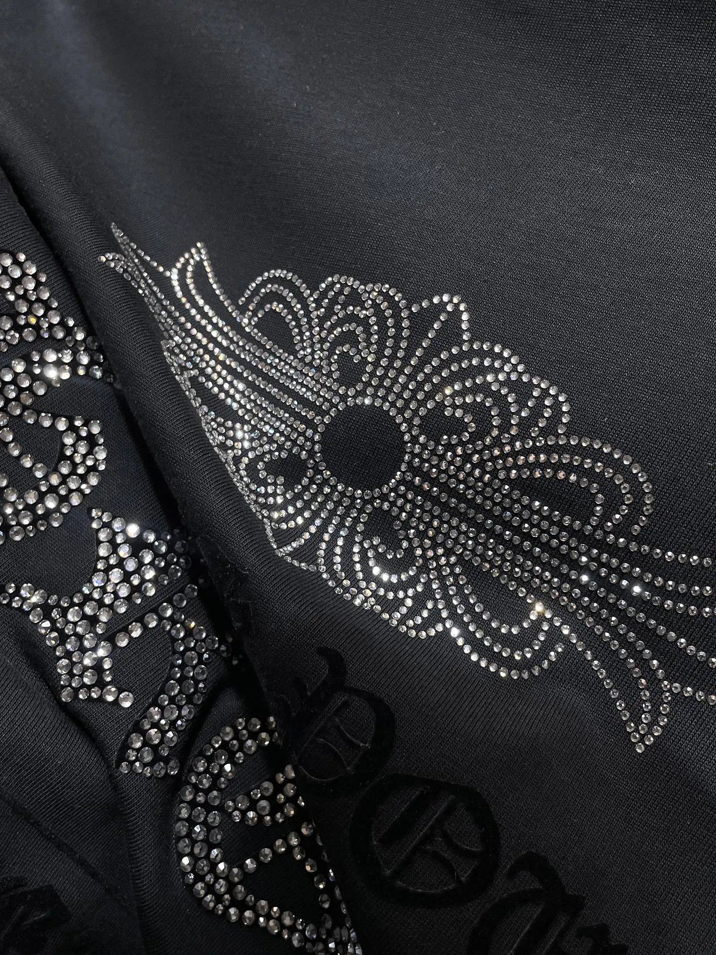 P170 New Chrome Hearts 25ss engraved film hot diamond version High weight environmentally friendly high-quality top fabric 280g Heavy hot diamond horseshoe Sanskrit letter cross short sleeves counter synchronization 1:1 replica version Recommended color: black white code number: S, M, L, X